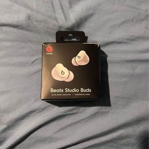 White beats headphones like brand new.